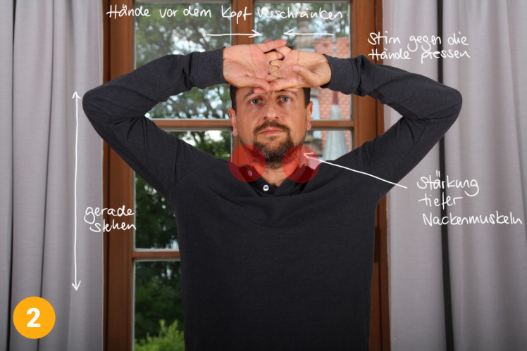 Im 2. Schritt wiederholst du diese Übung, allerdings mit Händen vor der Stirn verschränkt. Du drückst mit dem Kopf gegen die Handrücken für 3x 10 Sekunden.
