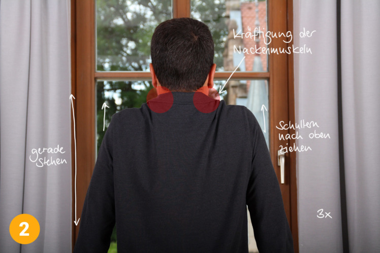 Nun ziehst du deine Schultern nach oben und hältst die Position für etwa 8-10 Sekunden. Dann senkst du die Schultern wieder. 3x 8-10 Sekunden reichen völlig aus um deinen Nacken so zu trainieren.