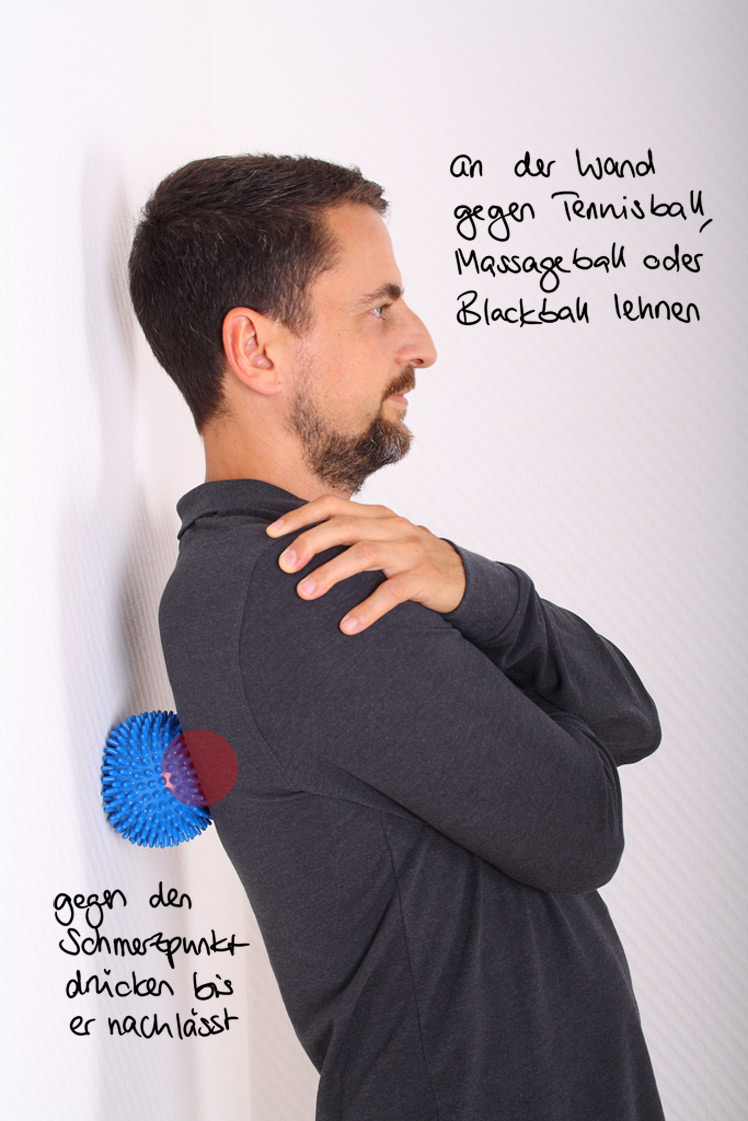 Stelle dich gerade an eine Wand und lege einen Ball (das kann auch ein glatter fester Ball sein, du musst keinen gespickten verwenden wie du ihn in diesem Bild siehst) an der Stelle an, an der du Schmerzen hast (das können durchaus auch mehrere verschiedene Stellen sein). Wenn du Probleme dabei hast, lass dir von jemandem assistieren den Ball zu platzieren.