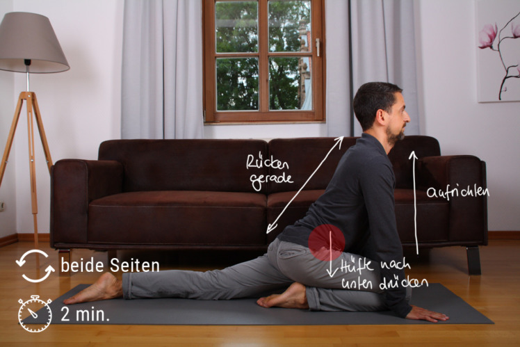 Setze dich auf eine Gymnastikmatte oder einen Teppich, winkle ein Bein an, das andere streckst du nach hinten. Du sitzt als quasi auf einem eingeknickten Bein. Dann stützt du dich vor deinem Körper ab und richtest den Oberkörper immer mehr auf. Dabei schiebst du die Hüfte (die Seite des ausgestreckten Beins) leicht nach vorne, so dass du eine Dehnung spürst. Wenn die Dehnung nachlässt, gehst du stärker hinein. Aber nie so, dass es schmerzt. Wechsle nach 2 Minuten die Seiten, halte den Rücken stets gerade.